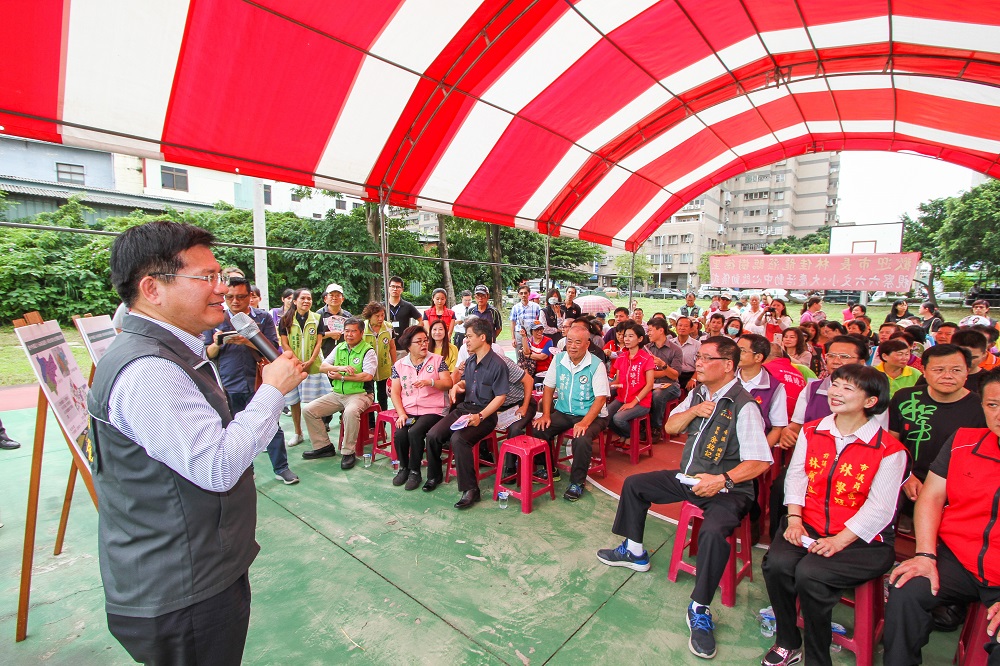 台中市長林佳龍今年8月到樹德國小預定地向鄉親說明進度。 台中市政府/提供