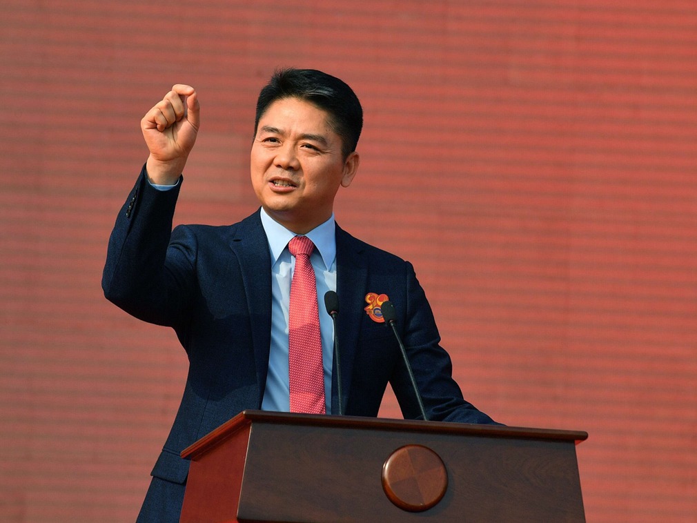 中國富豪劉強東在美國涉嫌性侵一事持續發酵。被害人求救簡訊曝光後，儘管京東方面表示這並非事情全部真相，在美國上市的京東股價仍遭遇重挫，24日收盤大跌逾7%，收近兩年新低。 圖 : 翻攝自VGC