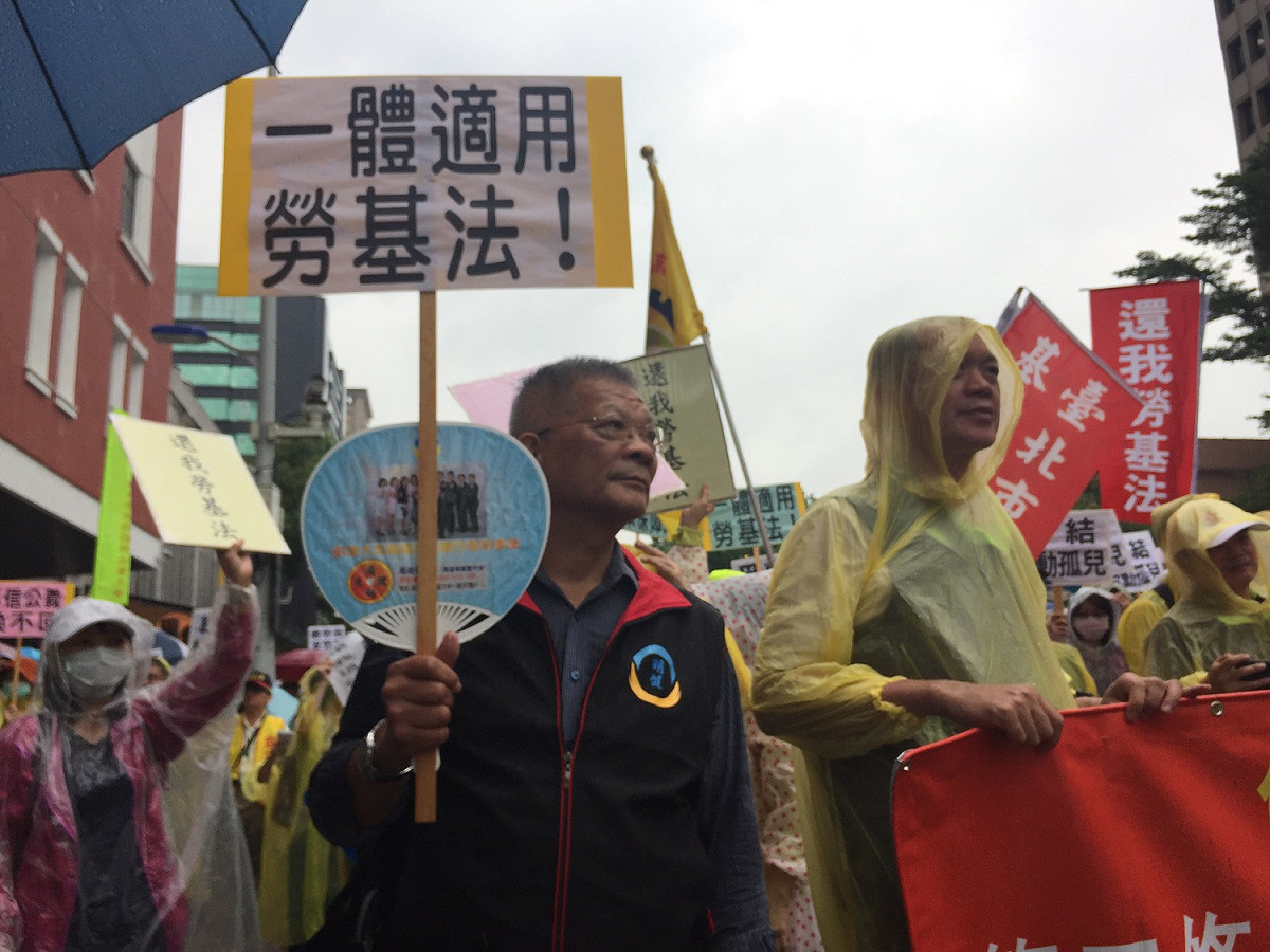 全國公務機關約聘僱人員權益促進會今（26）日上午號召近三百名成員，前往立法院陳情抗議，要求把約聘人員也納入勞基法。 圖：趙婉淳／攝