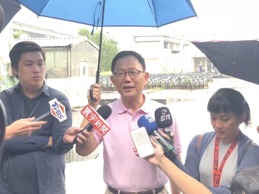 丁守中上午到台大自行車拖吊場，逾千輛oBike停置在這裡，宛如「單車墳場」，他痛批，去年台北市長柯文哲大力支持oBike，如今淪為災難，顯示柯毫無市政概念，不希望未來的台北市政繼續成為犧牲品。 圖：丁守中辦公室提供