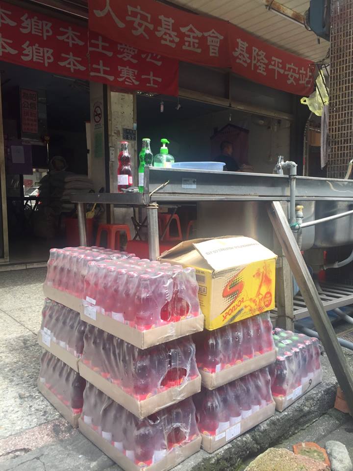 民眾捐贈240瓶飲品給人安基金會基隆平安站，站長檢查時卻發現全都過期。 圖：翻攝人安基金會-基隆平安站瞼書