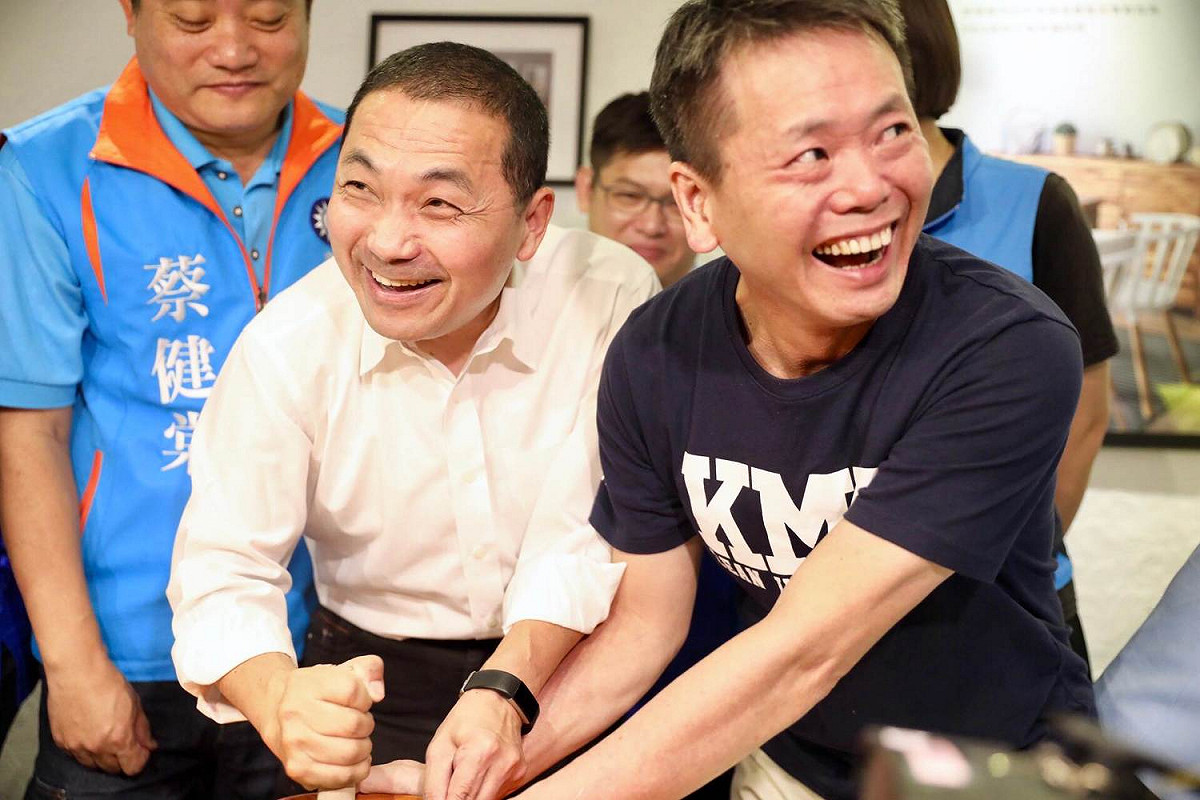 侯友宜、林為洲體驗客家擂茶，兩人交互扶缽研磨，展現絕佳默契。 圖：侯友宜競選辦公室／提供