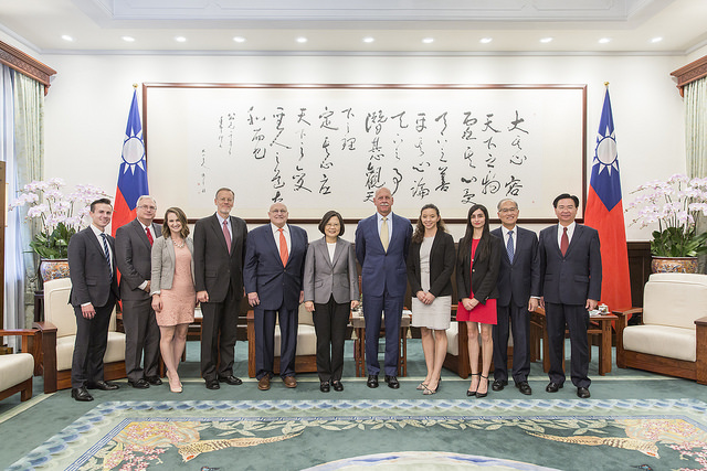中評社報導稱，「抹黑完大陸」，蔡英文又在美國訪問團面前「裝可憐」，她甚至還「幻想」，希望藉由此次美國專家學者的訪問，使他們持續發揮影響力，給台灣最大的支援。 圖：翻攝自總統府網站
