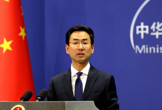「兩國之間存在一些貿易分歧和摩擦，不奇怪，也在所難免」，耿爽認為，關鍵雙方要通過平等、誠信、相互尊重的對話協商來加以解決，而不是搞什麼採取單邊主義和保護主義。 圖：翻攝自Youtube