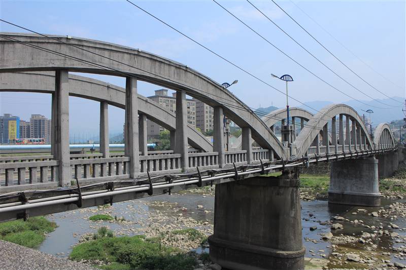 三峽拱橋座落在老街旁，安靜矗立三峽河上頭，是古今當地人出入之交通要道。 圖：新北市政府/提供