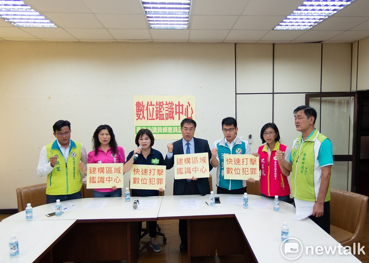 台南市長候選人黃偉哲與競選發言人賴惠員等人舉行記者會，提出以科技建警的新治安政策。 圖：黃博郎/攝