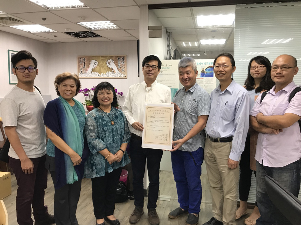 今由反賭聯盟執行長何宗勳率領相關團體代表，如台灣姐妹花協會理事長蔡濬宇、台灣婦女團體全國聯合會理事王瓊枝、台灣樹人會黨理事潘翰疆，以及台灣媽祖魚(白海豚)保育聯盟理事長、前台灣環保聯盟秘書長陳秉亨一同到立法院，見證高雄市長候選人陳其邁簽署反賭承諾書。 圖/陳其邁選辦