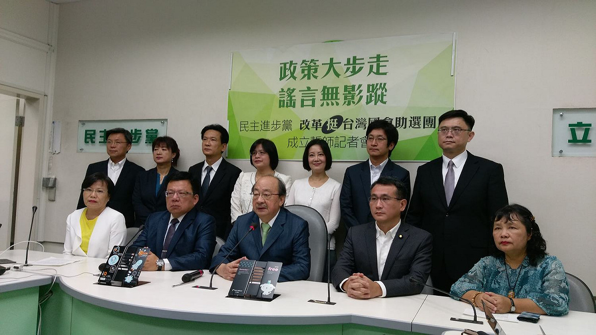 民進黨立院黨團今天正式宣布「改革挺台灣、國會助選團」成立。 圖:陳佩君/攝