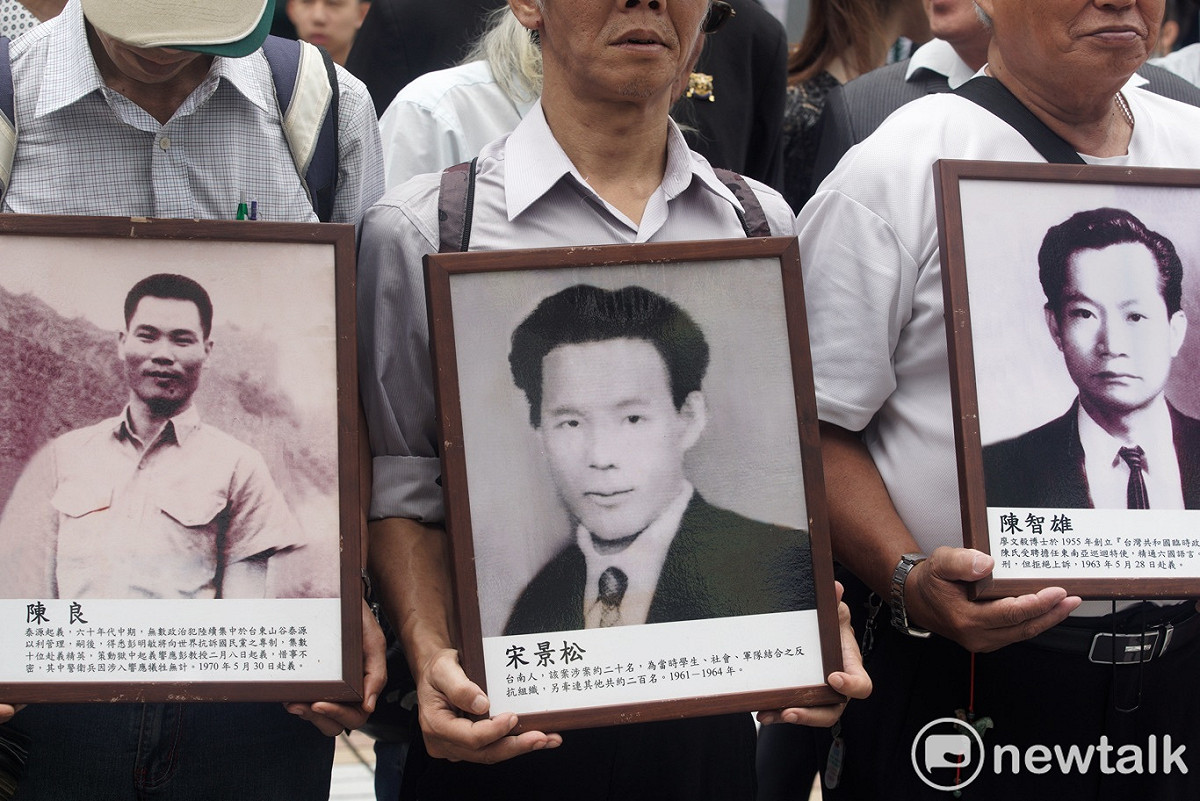 政治受難者團體拿著政治受難者的遺像在國民黨中央前，訴說白色恐怖時代被國民黨政治迫害情形。 圖：張良一/攝