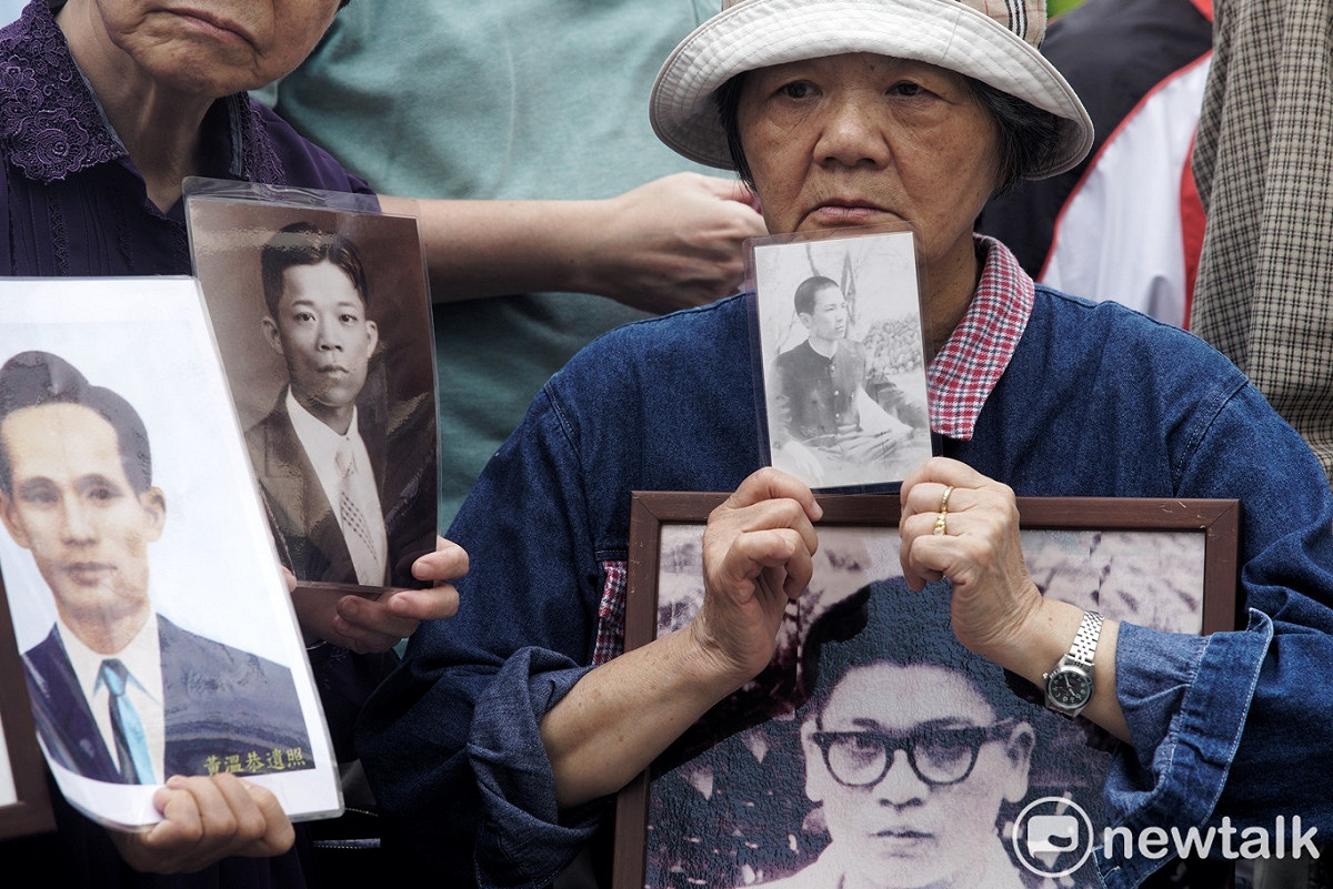 政治受難者團體拿著政治受難者的遺像在國民黨中央前，訴說白色恐怖時代被國民黨政治迫害情形。 圖：張良一/攝
