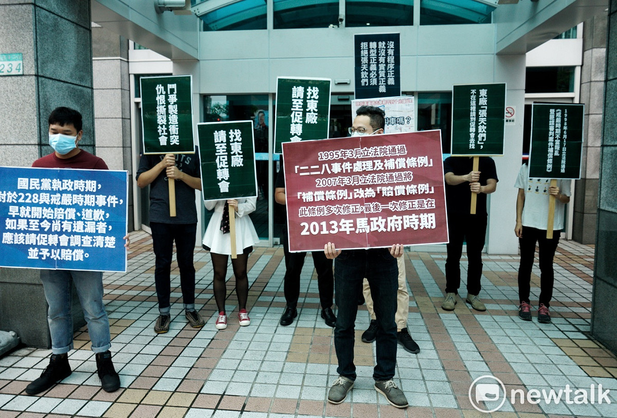 國民黨支持者則是拿著「請至促轉會找東廠」反制政治受難者團體。 圖：張良一/攝