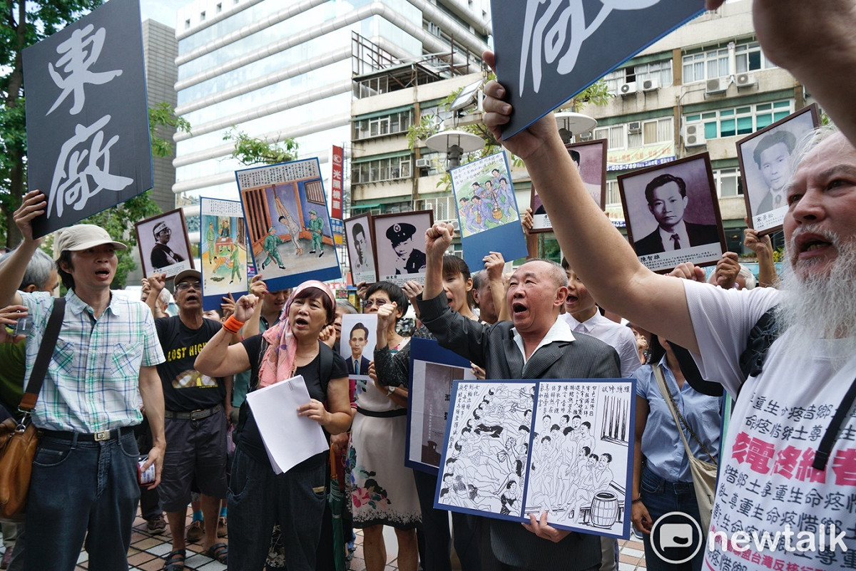 政治受難者團體高喊「追究白色恐怖真相」等口號。 圖：張良一/攝