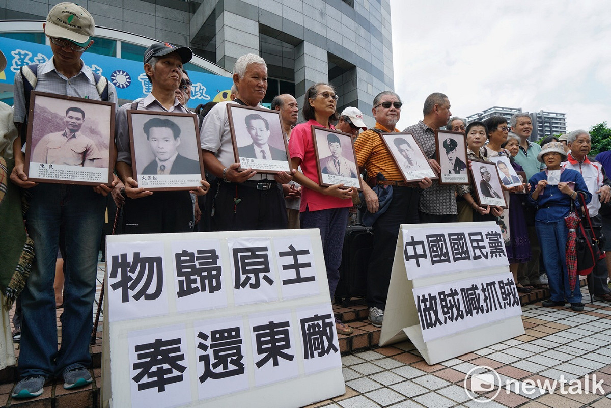 政治受難者團體拿著政治受難者的遺像在國民黨中央前，抗議國民黨藉著促轉會事件，無視歷史創傷、顛倒是非。 圖：張良一/攝
