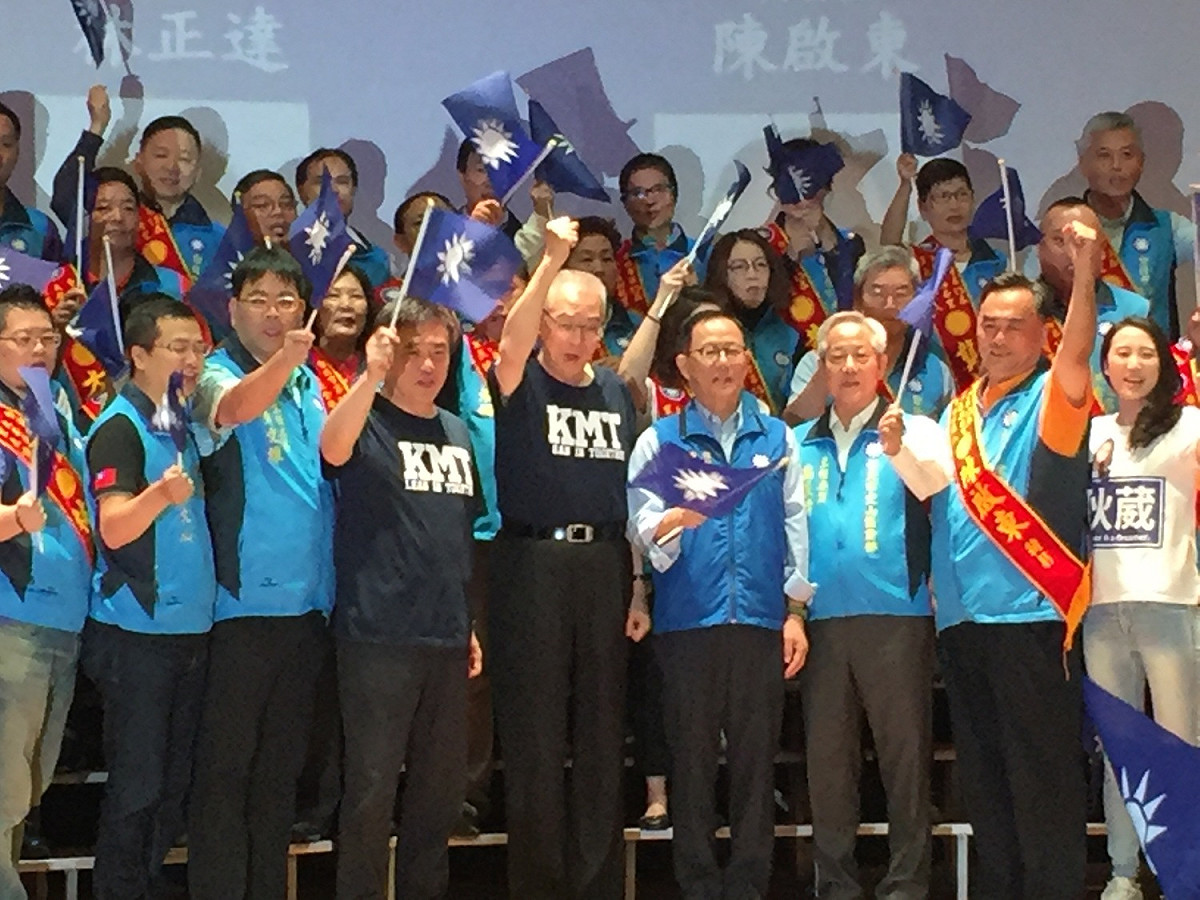 國民黨台北市黨部今（27）日舉辦里長造勢大會，國民黨主席吳敦義與台北市長候選人丁守中均到場力挺。 圖：趙婉淳／攝