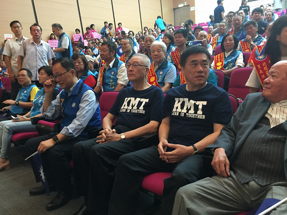 國民黨台北市黨部今（27）日舉辦里長造勢大會，國民黨主席吳敦義與台北市長候選人丁守中均到場力挺。 圖：趙婉淳／攝