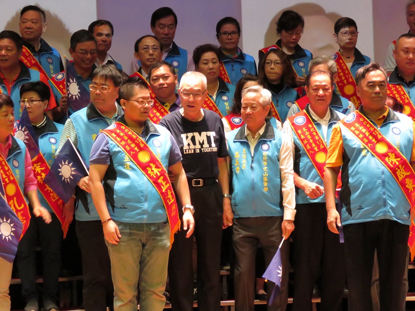 國民黨台北市黨部今（27）日舉辦里長造勢大會，國民黨主席吳敦義與台北市長候選人丁守中均到場力挺。 圖：趙婉淳／攝