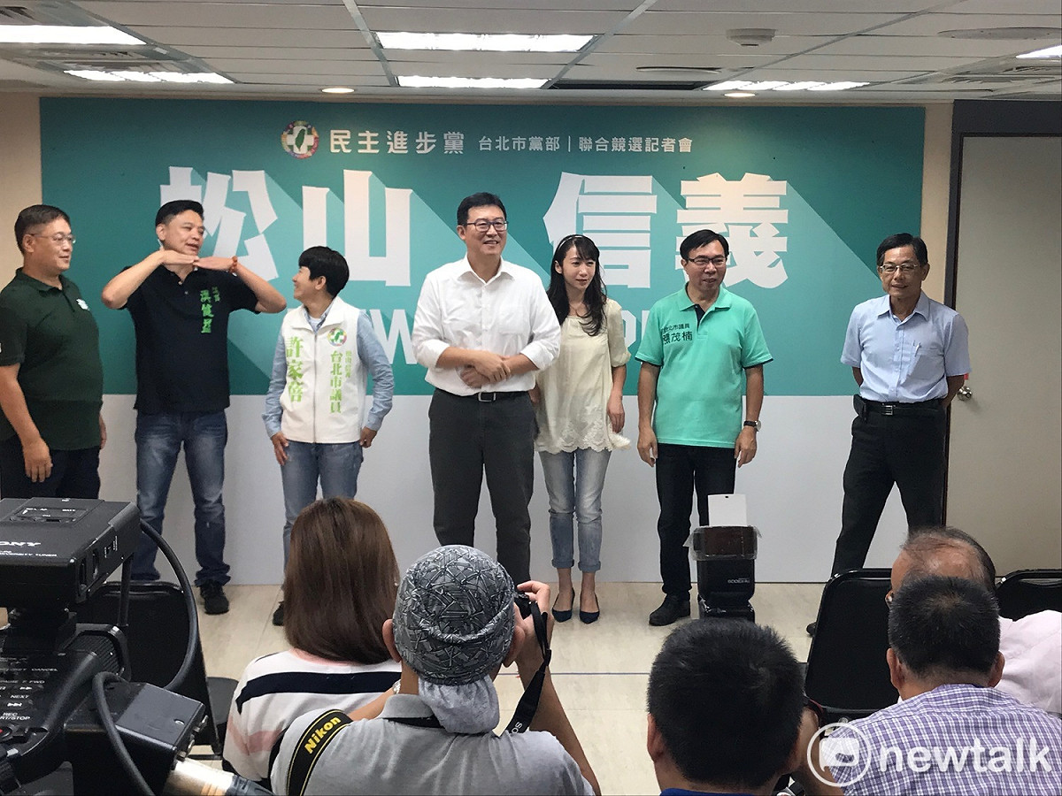 民進黨台北市長參選人姚文智今日與松山信義區黨籍議員許淑華、張茂楠、洪健益、許家蓓出席松山、信義區聯合競選記者會。 圖 : 周煊惠 / 攝