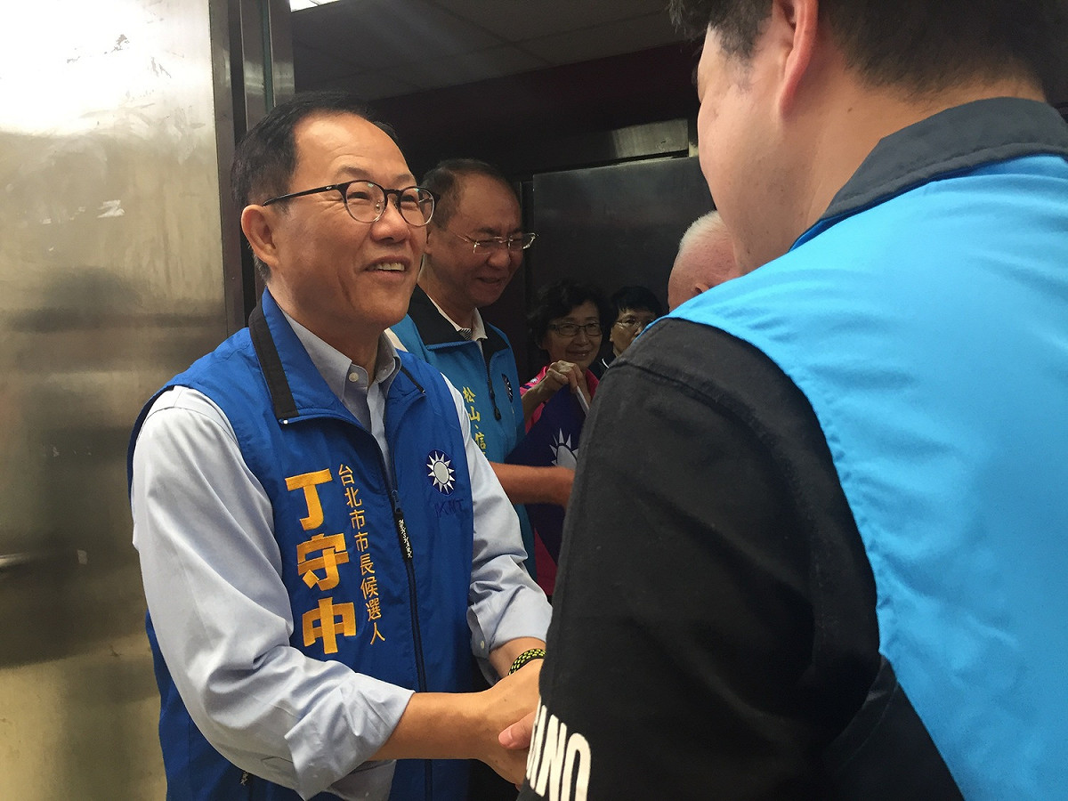 丁守中上午出席台北市黨部舉辦的里長造勢大會，在入口處逐一向里長候選人握手搏感情。 圖：趙婉淳／攝