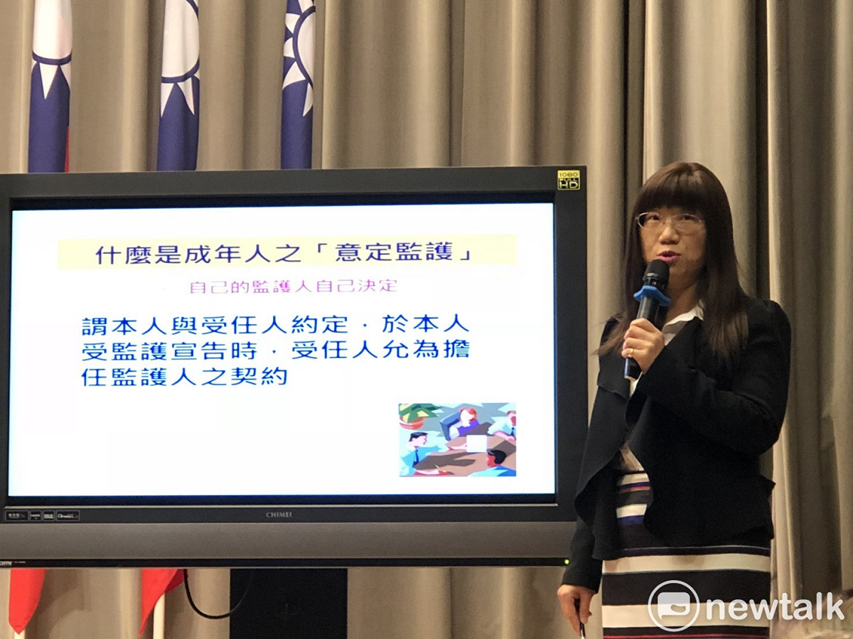 法務部法律事務司司長鍾瑞蘭在院會後記者會中說明，為何要在民法親屬編中，增訂「成年之意定監護」條文。 圖：謝莉慧/攝