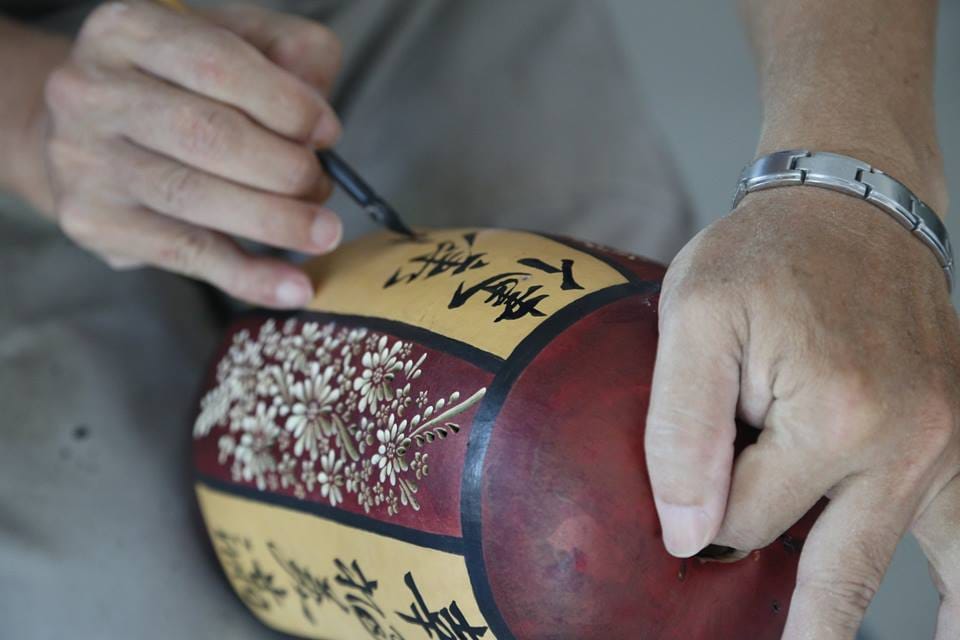 葫蘆可吃也可雕刻當藝術燈品，為讓遊客參與體驗，活動當天推出葫蘆燈DIY。 圖：截自杉林客庄葫蘆藝術文化節