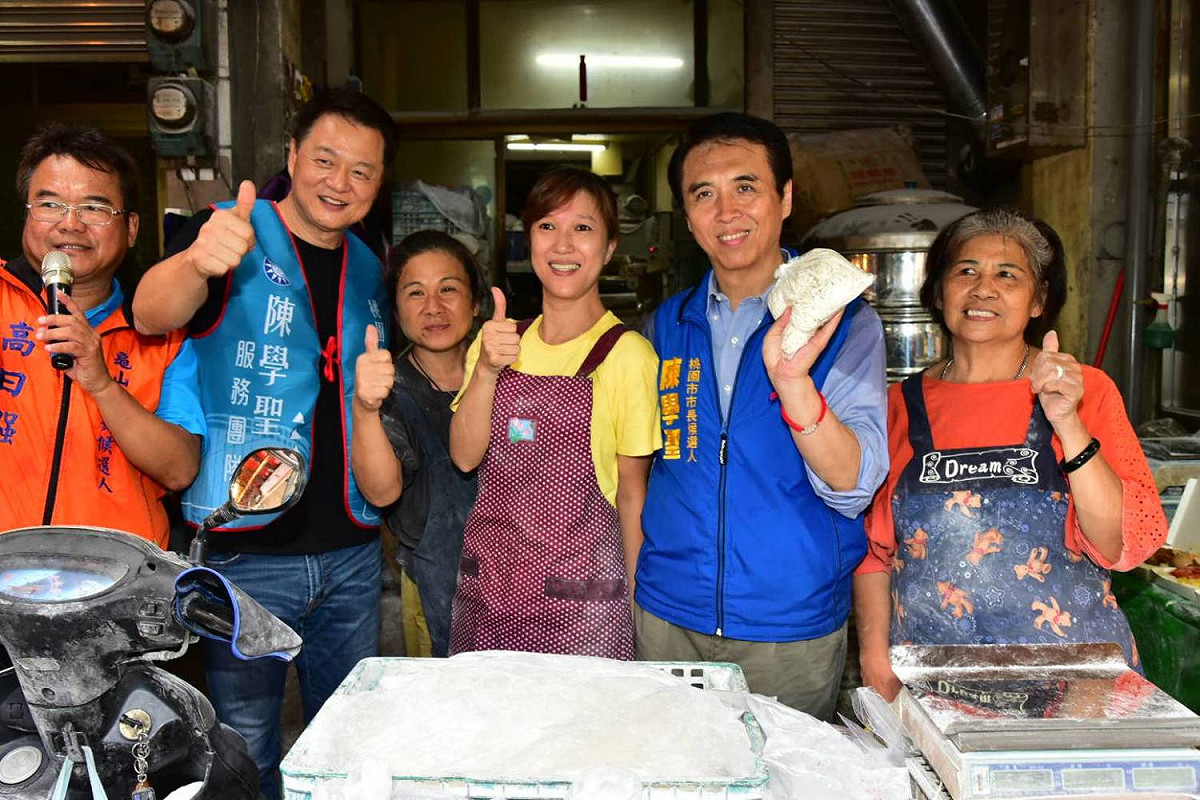 國民黨中央助選團副團長周錫瑋上午陪同桃園市長候選人陳學聖前往龜山舉行座談會並到傳統市場掃街拜票。 圖：陳學聖競選辦公室提供