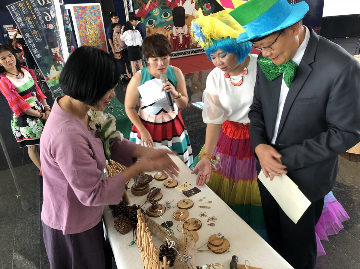 今年的「東海國際藝術節」以「花漾藝術．東海好優雅」為主題，舉辦花樣市集及手作體驗課程。 圖：台中市政府經發局/提供