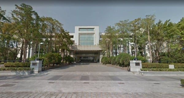 高雄高分院二審考量吳女已繳回全部犯罪所得，且吸收同袍遭拒，50萬元介紹費並未得手，依法減輕其刑。因此依《貪污治罪條例》，改判5年11個月，褫奪公權3年。 圖：翻攝維基百科
