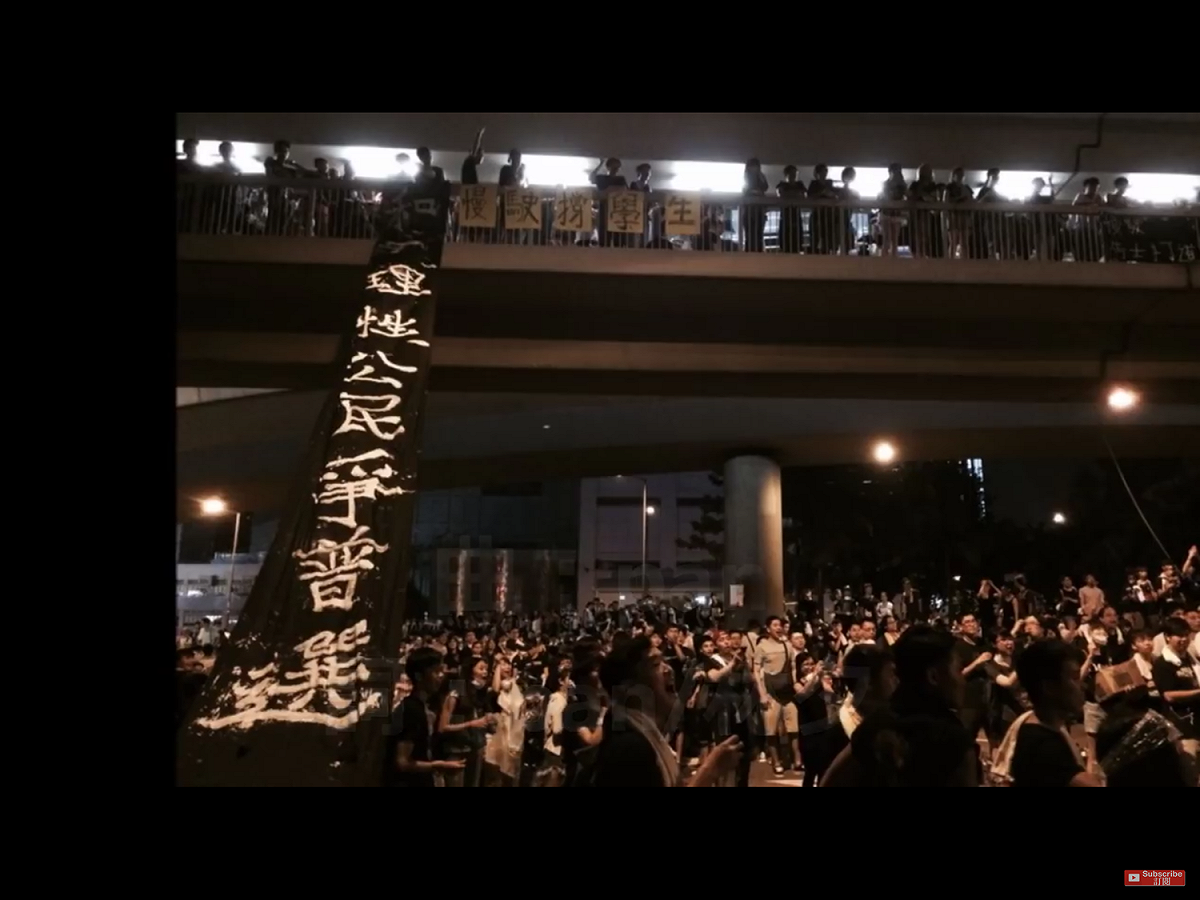 四年過去，英國廣播公司（BBC） 中文網分析說，這場運動的後遺症陸續浮現——多名示威領袖官司纏身；以「傘運」光環投身議會的人，因為宣誓事件失去議席，或是被阻參選；崛起的「港獨派」遭到官方連串打壓，提倡「港獨」的香港民族黨近日被取締——種種事件揭示中港矛盾在四年後並未有緩解的跡象。 圖：翻攝自Youtube