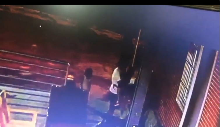 行政院政務委員唐鳳胞弟，疑似強吻4歲女童，氣得童母向警提告。 圖：翻攝畫面