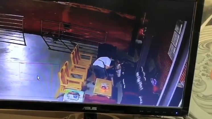 女童家長指控，唐鳳胞弟趁媽媽不注意抱起4歲女童，涉嫌嘴對嘴強吻。 圖：翻攝畫面