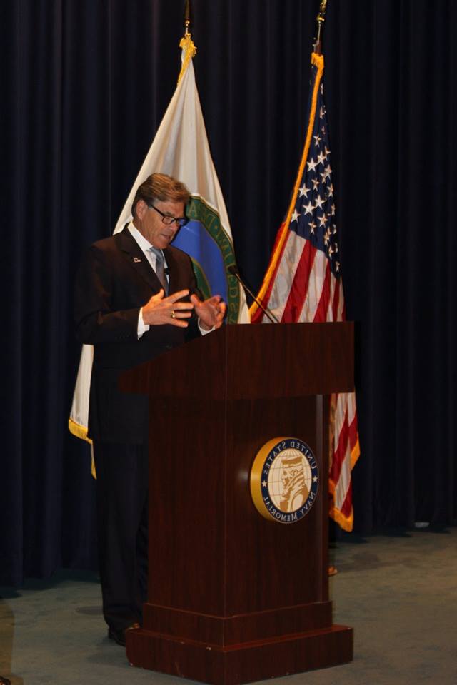 美國能源部長裴利(Rick Perry)請辭。 圖：翻攝自裴利臉書。