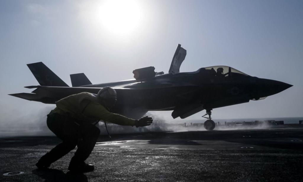 美軍公布F-35B戰機閃電II首度參與實戰照片，圖為空襲塔利班任務前在兩棲攻擊艦艾薩克斯號準備起飛。 圖：翻攝F-35B閃電II官方推特