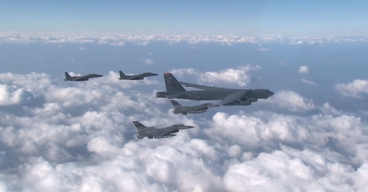 美國空軍B52戰略轟炸機在27日與日本的戰機，在自東海到日本海一帶進行大規模聯合演訓。圖為同機型轟炸機。 圖：翻攝自US military Technology youtube頻道