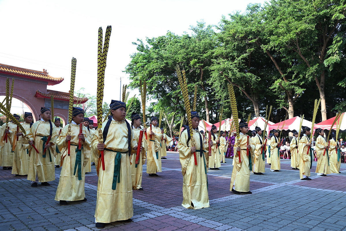 遵循古禮儀式，由新港國中學生擔任禮生、文昌國小學生擔任佾生。 圖:嘉義縣政府提供