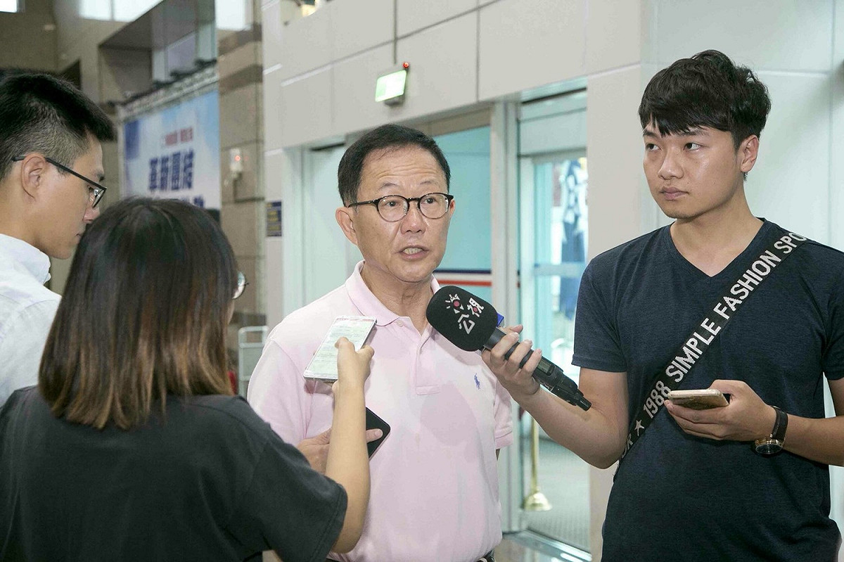 台北市長參選人丁守中(中)呼籲公布拒絕辯論者名單。 圖：丁守中辦公室/提供