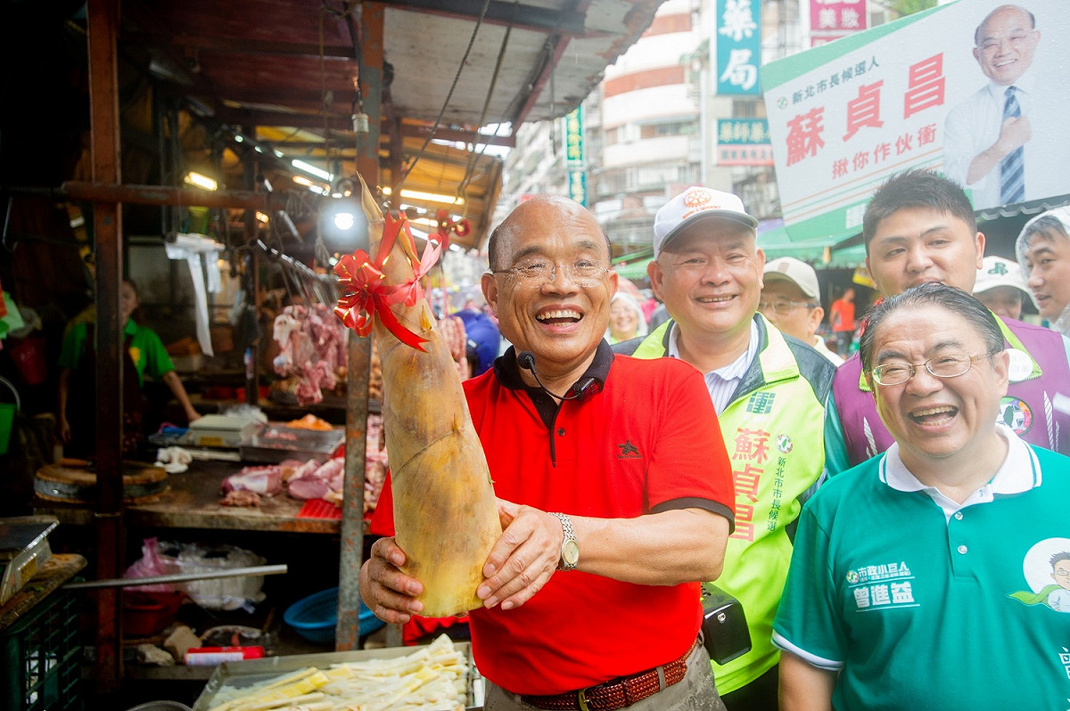 蘇貞昌今早到土城區傳統市場掃街拜票，受到攤商熱情歡迎。 圖：蘇貞昌競選辦公室／提供