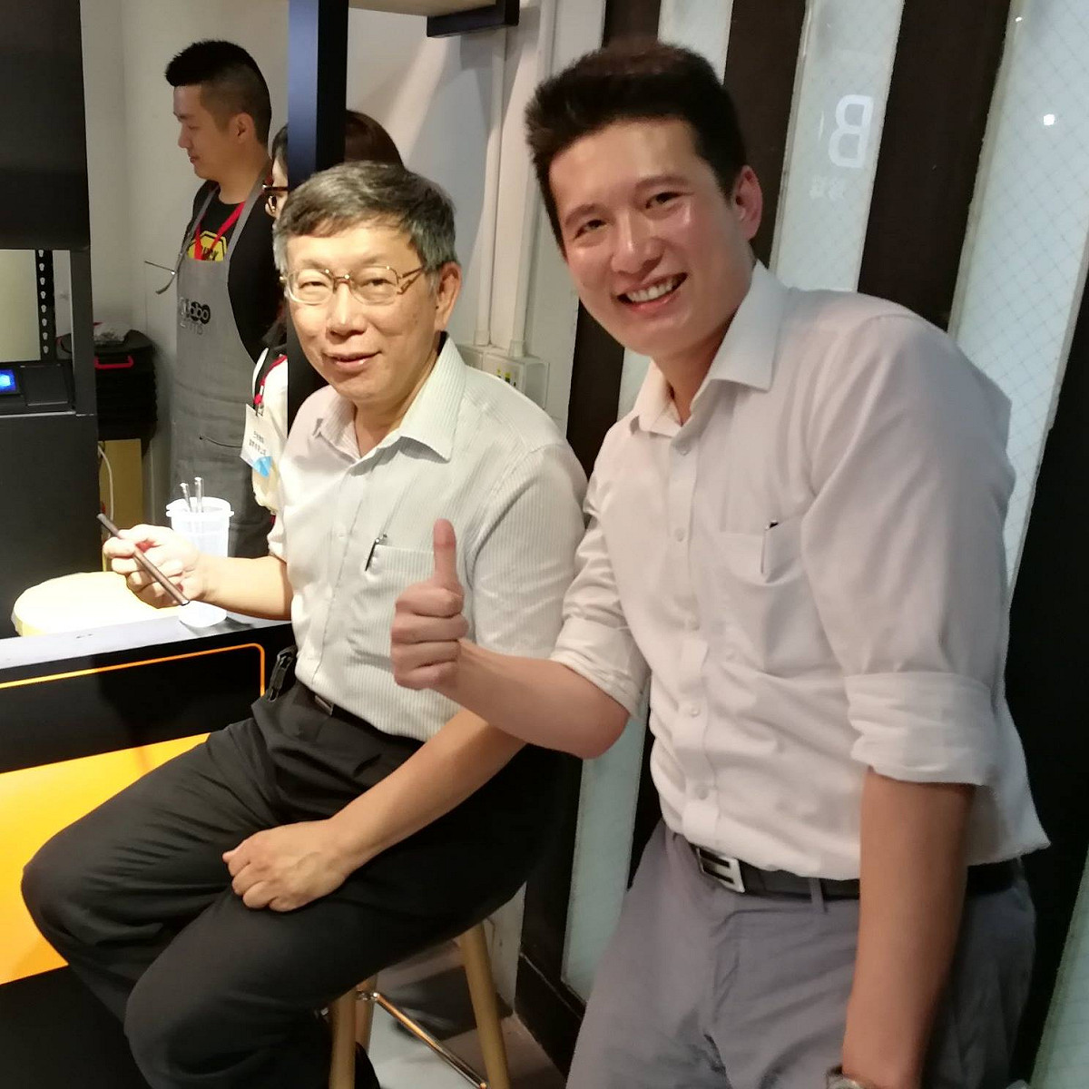 首位簽署「柯P認同卡」的議員參選人張凱鈞（右）遭爆涉詐欺，台北市長柯文哲（左）表示，自己不曉得這件事；至於該如何過濾合作人選？柯回現在過濾人選只能用Google。 圖：翻攝臉書