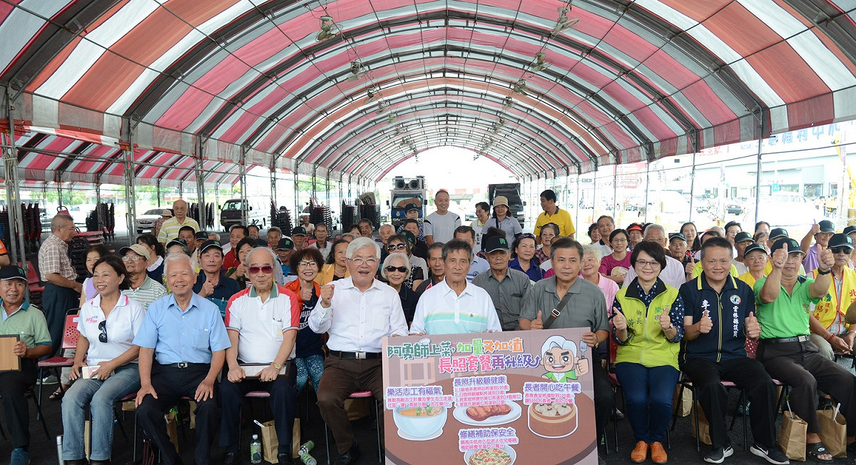李進勇懇請選民支持，使長青政策可以落實。 圖：翻攝自李進勇臉書