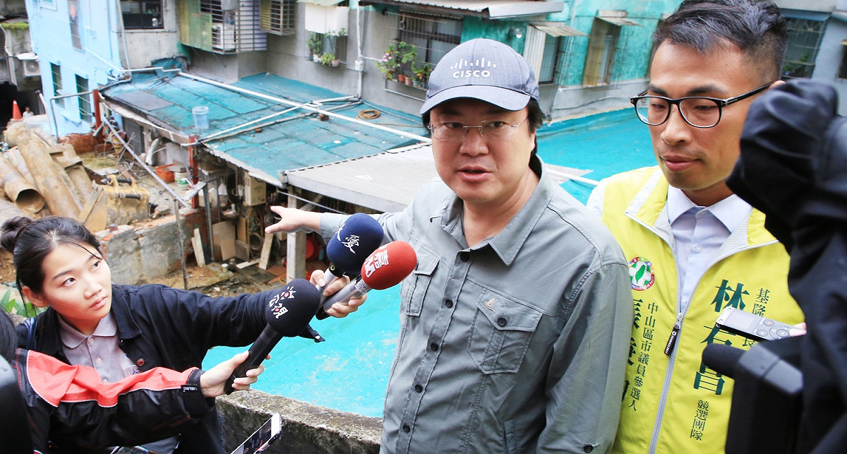 基隆市長林右昌今日前往復興路212巷、新西街207巷視察豪雨過後的復建工程進度。 圖：基隆市政府/提供