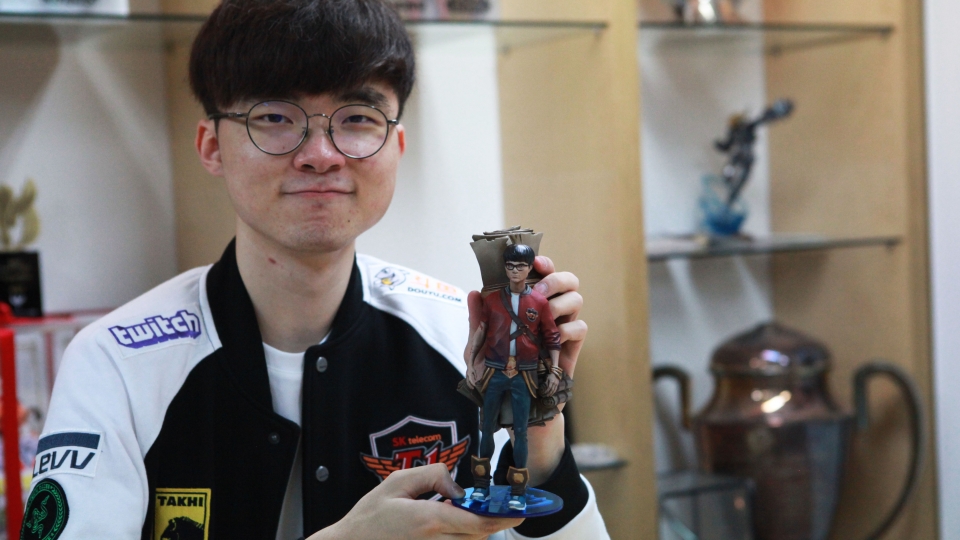 Faker笑稱，模型與自己長得不像。 圖：截自Riot官方影片