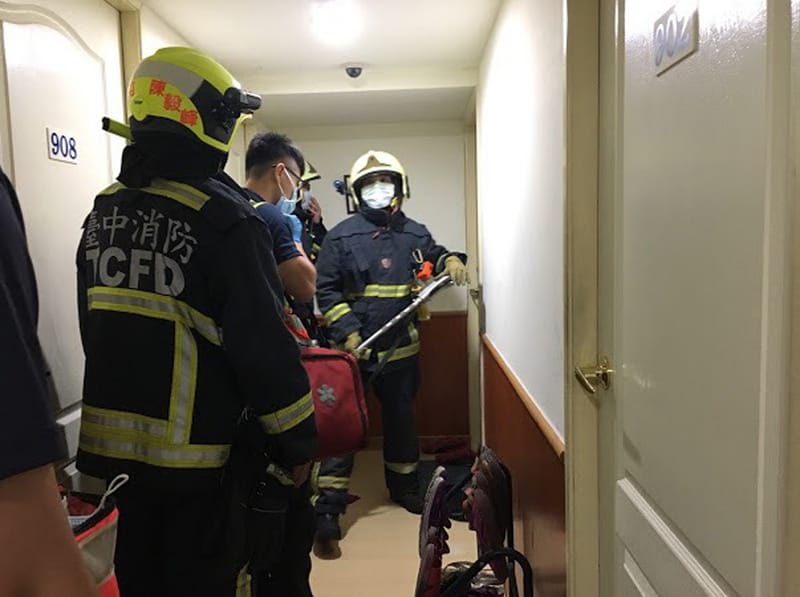 台中市政府消防局表示，28日下午接獲警方轉報，有民眾指房客失聯多日且租出的套房傳出異味，需協助破門。警消到場破門後發現2名房客陳屍屋內，死亡原因仍待調查。 圖 : 翻攝畫面