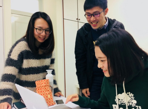 團隊時常聚在一起討論如何優化服務流程。 圖：創夢實驗室/提供