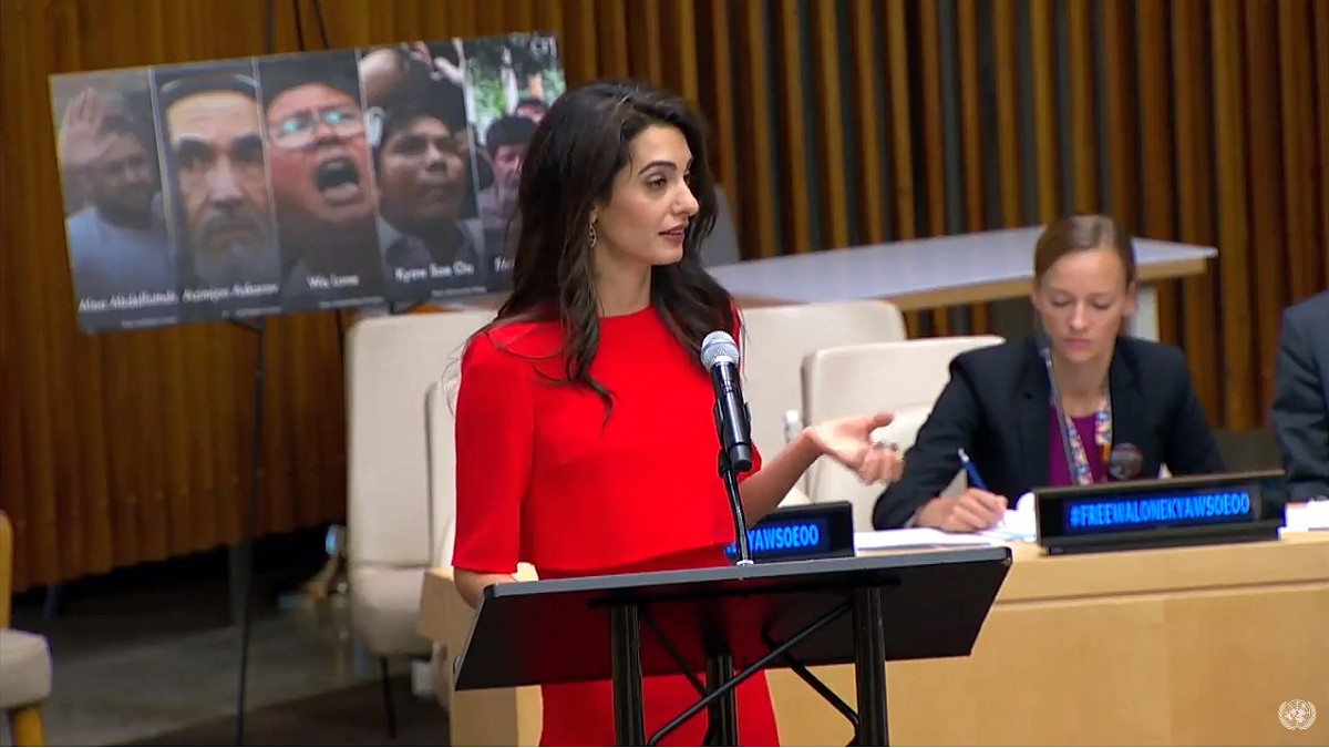 著名人權律師阿瑪爾克隆尼（Amal Clooney）呼籲緬甸實質領導人翁山蘇姬，將釋放良心犯作為優先事項，且表示若緬甸要轉型為完全民主國家，就必須擁有新聞自由。 圖/翻攝自聯合國大會Youtube