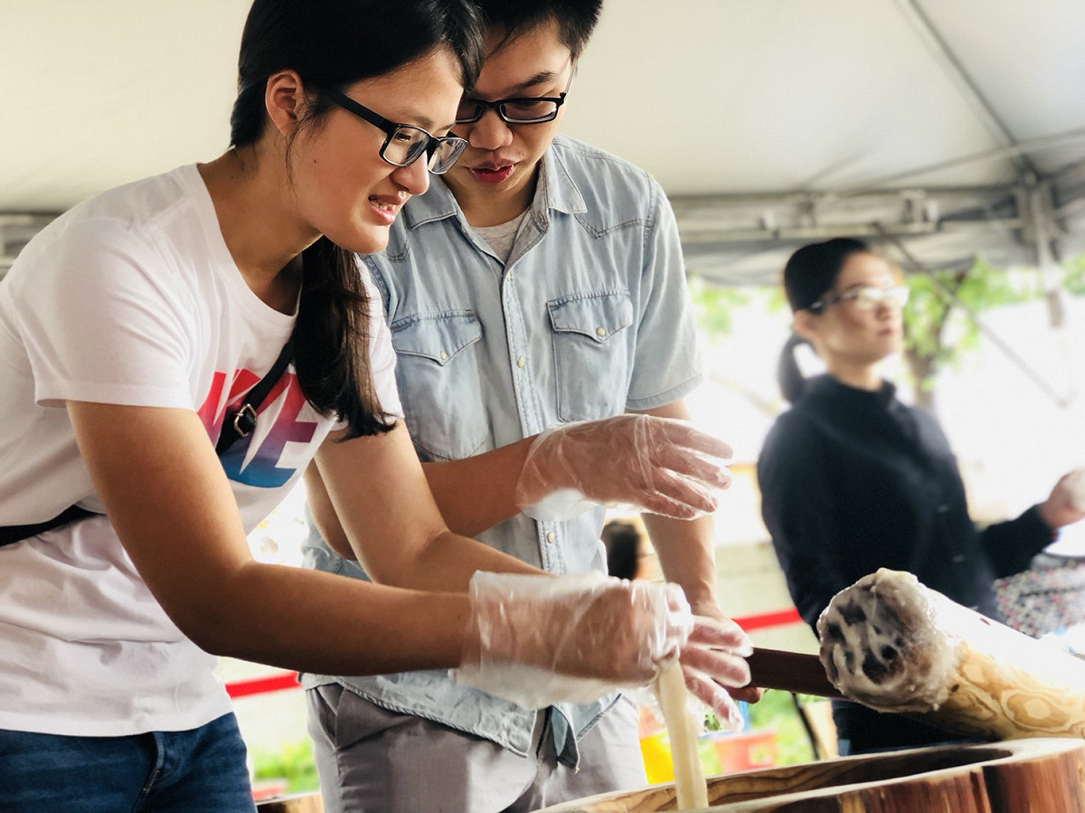 民眾體驗搗麻糬。 圖：桃園市政府提供