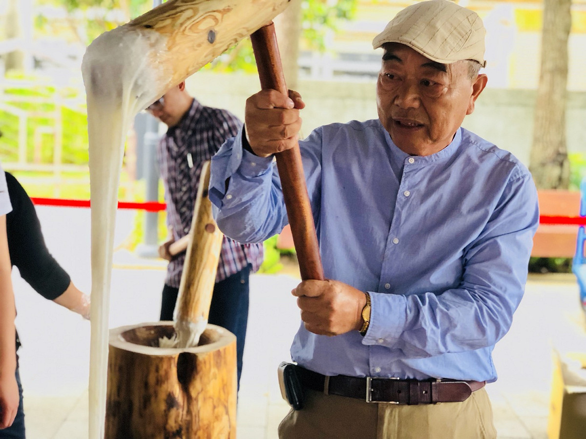 民眾體驗搗麻糬。 圖：桃園市政府提供