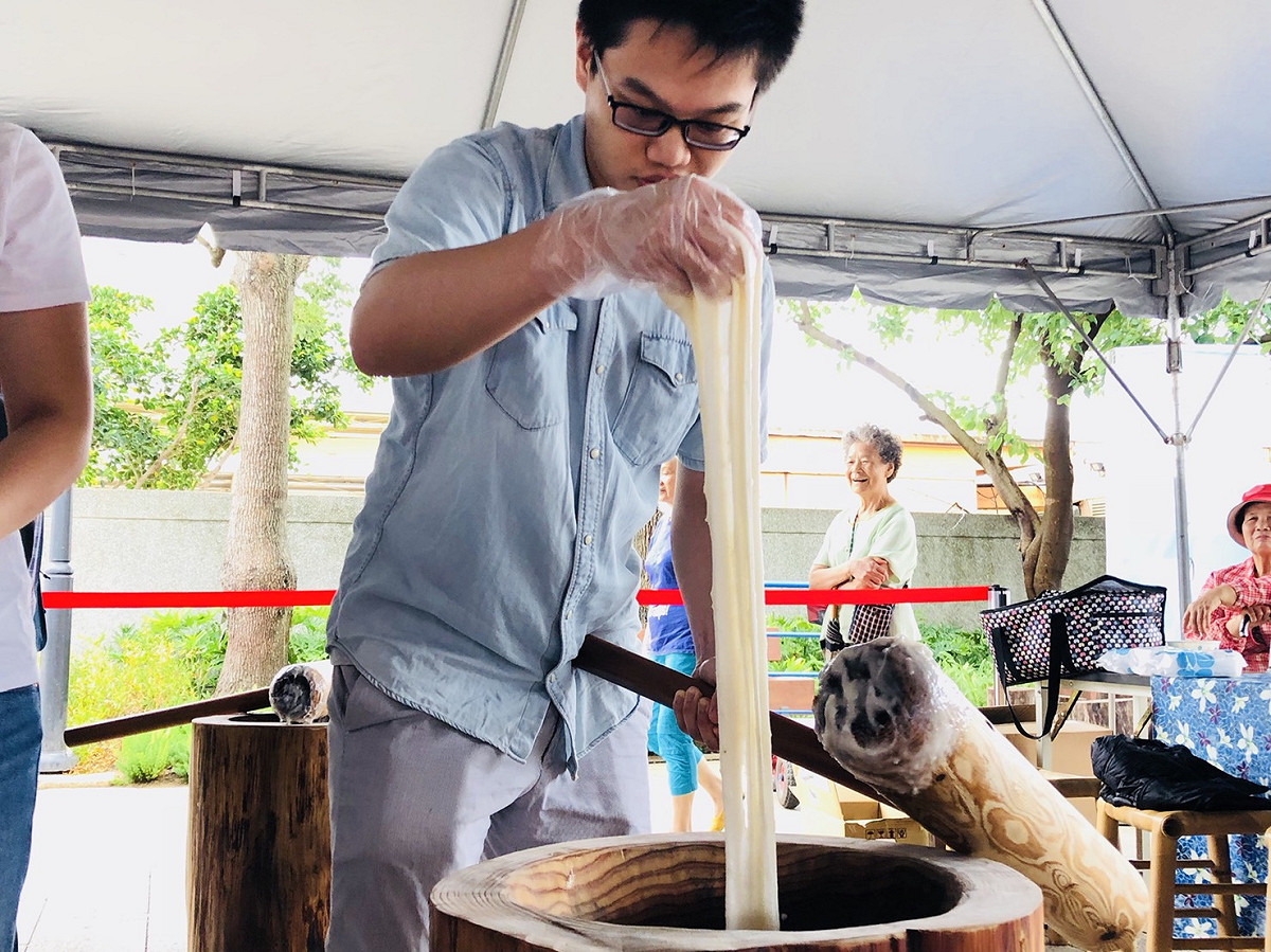 民眾體驗搗麻糬。 圖：桃園市政府提供