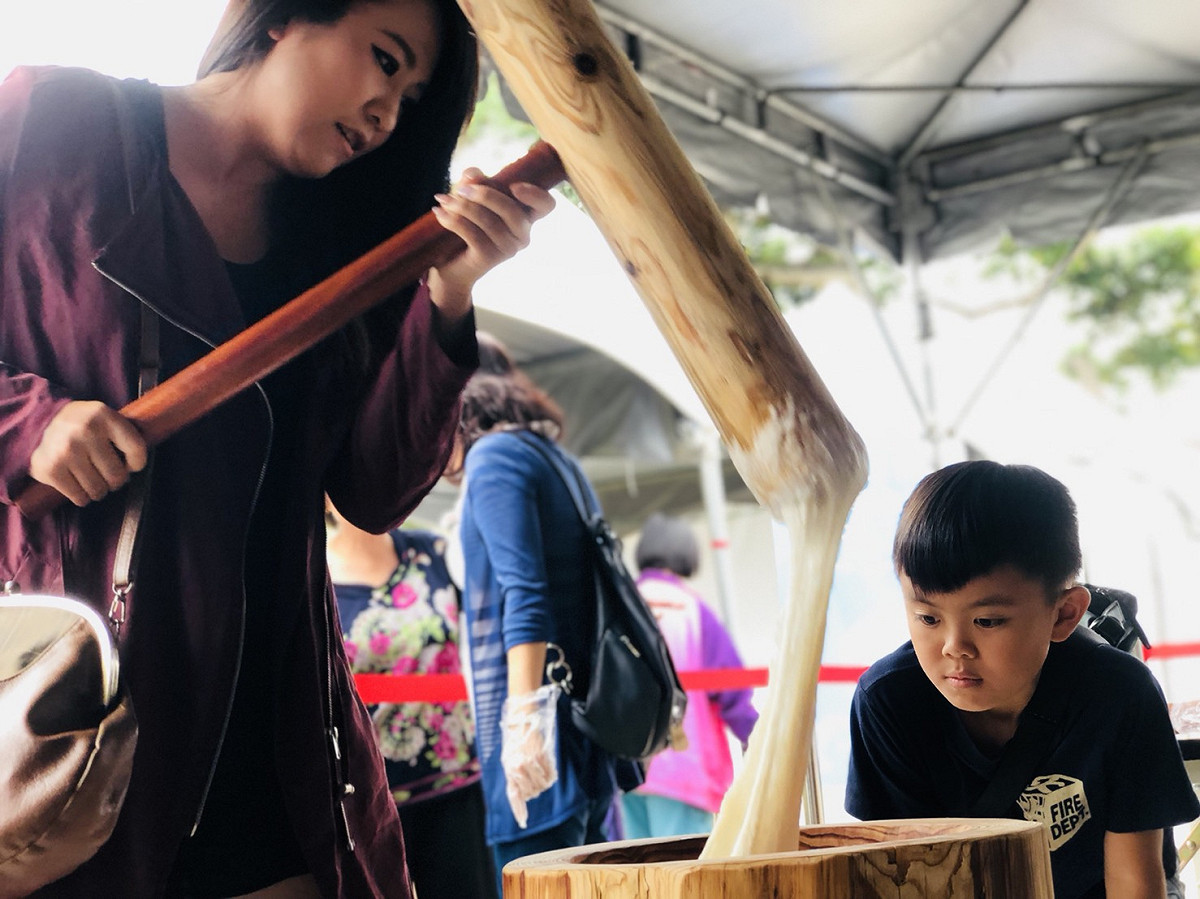 桃園地景藝術節讓民眾感受客家傳統美食「麻糬」的DIY過程。 圖：桃園市政府提供
