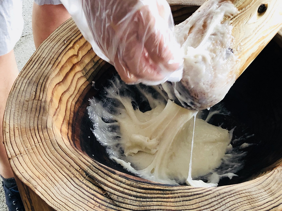 民眾體驗搗麻糬。 圖：桃園市政府提供