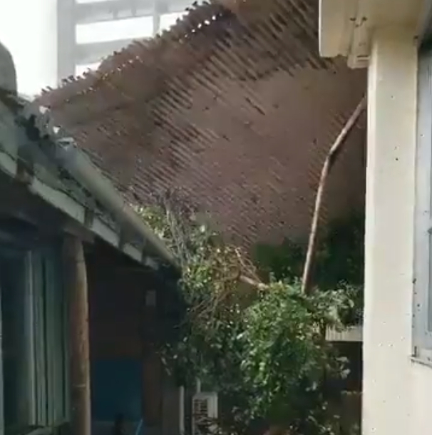 房屋之間的鐵皮被強風掀起。 圖：翻攝推特