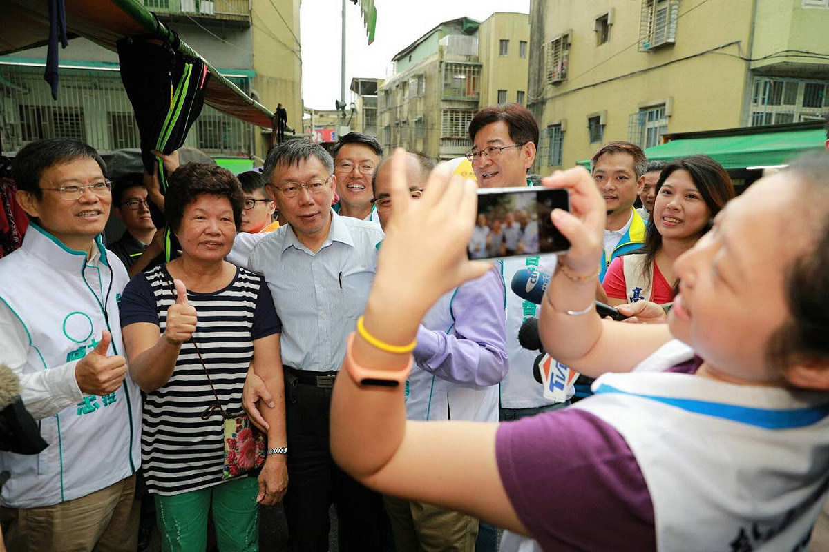 柯文哲與路過民眾合影。台北市長柯文哲表示，現在議員是複數選舉，所以知名度很重要。 圖：洪士奇競選辦公室/提供